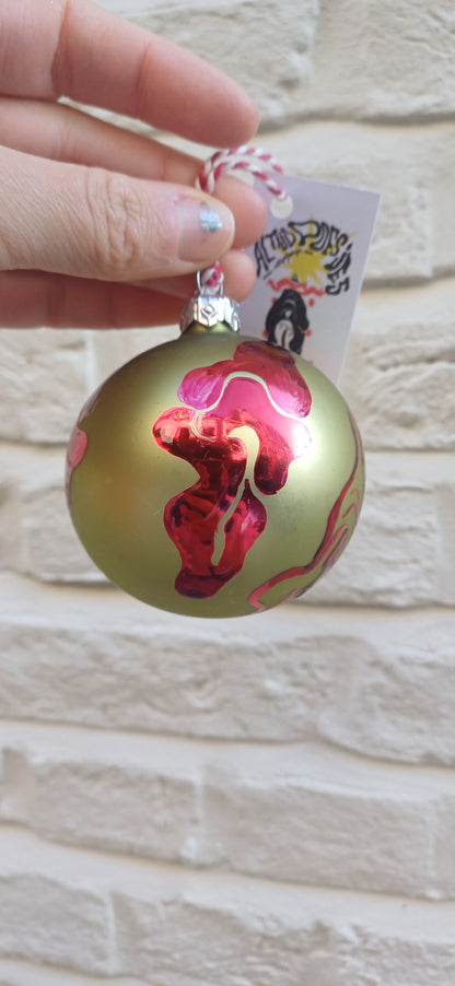 Golden vulvas bauble